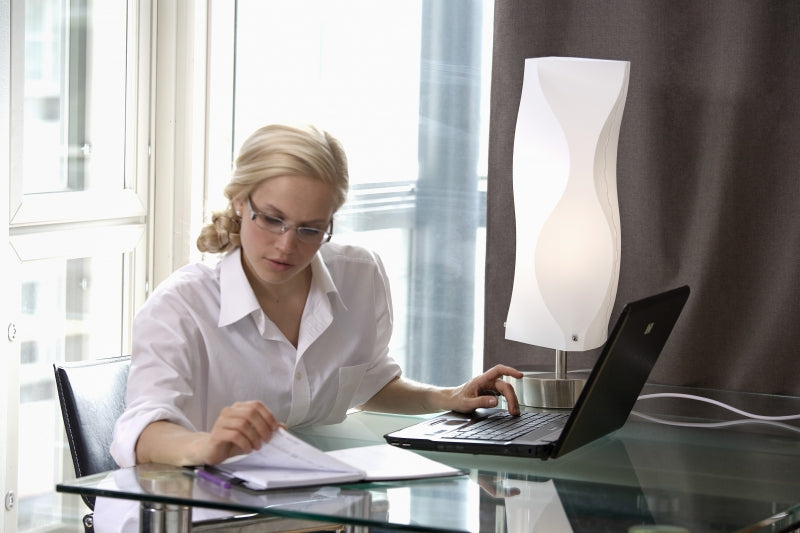 Frau mit Auros am Schreibtisch