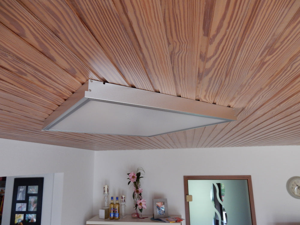 LED-Panel mit Anbaurahmen an Holzdecke