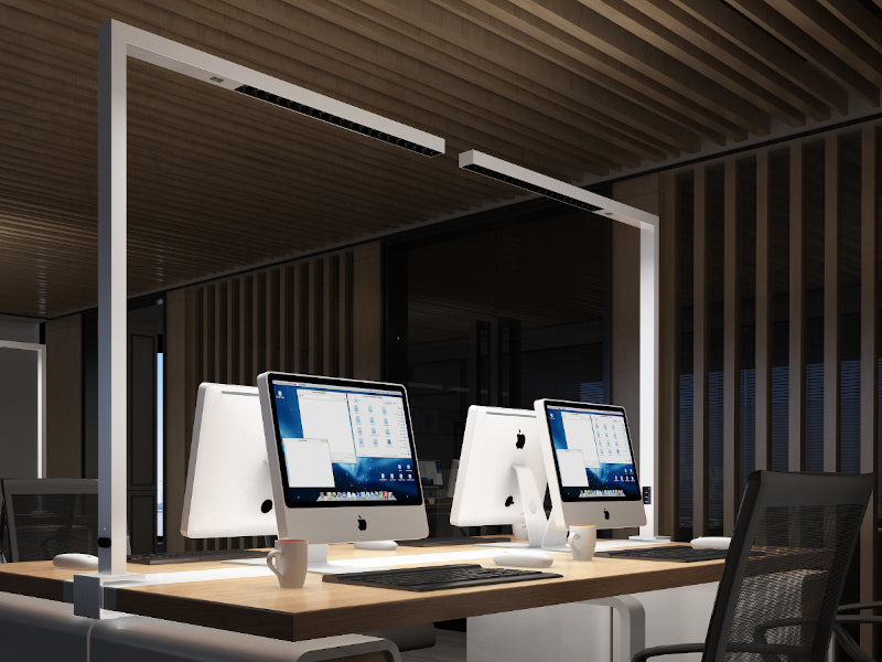 2 Schreibtische gegenübergestellt mit 2 Stehleuchten links und rechts montiert