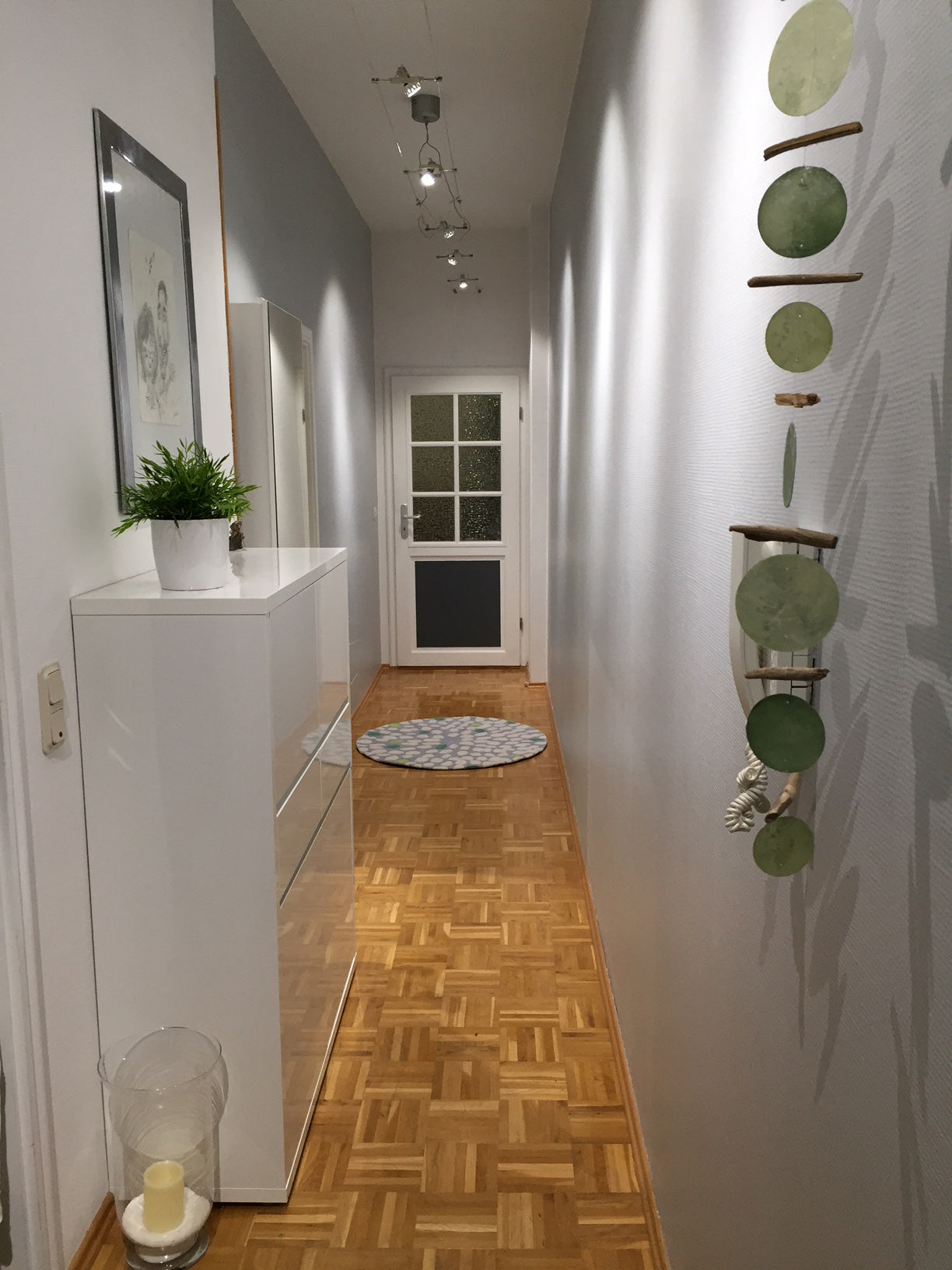 moderner Flur mit installierten Spots