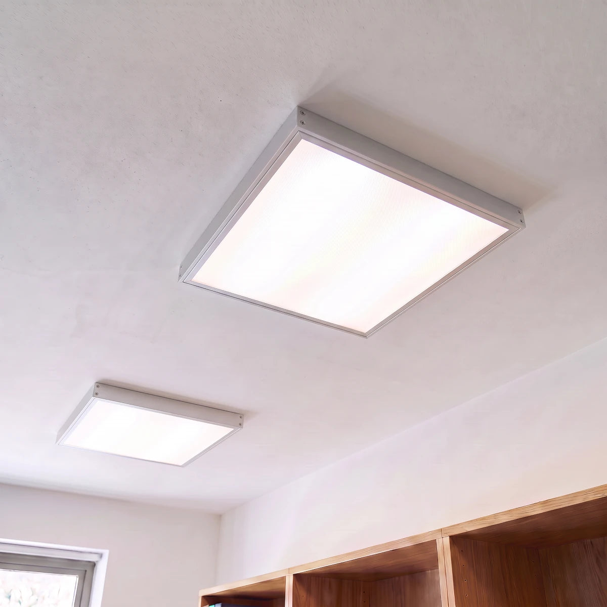 LED-Panel 62x62cm mit Anbaurahmen an der Decke montiert