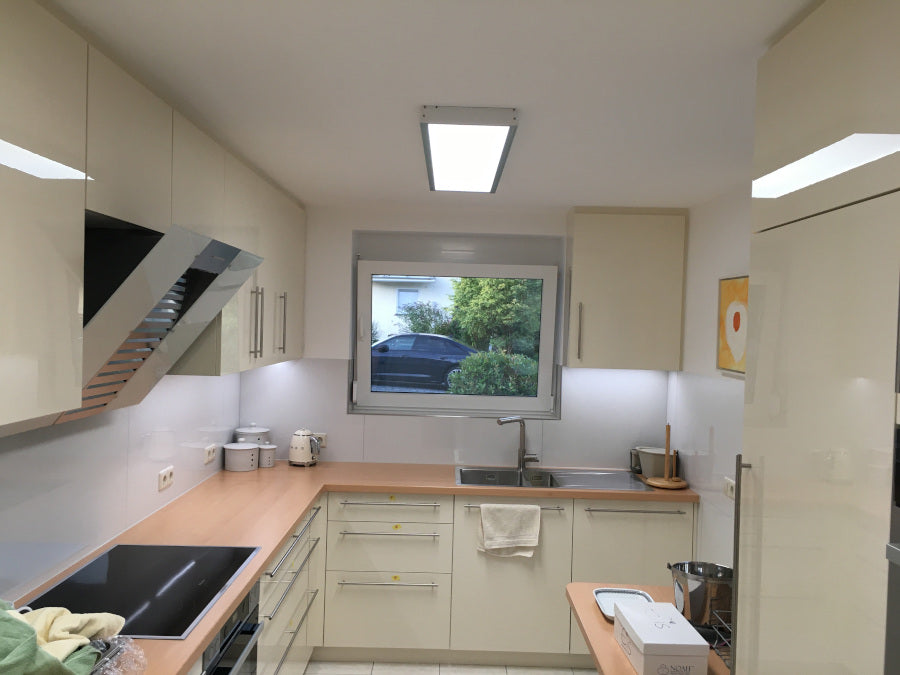 LED Panel leuchtet an einer Küchendecke