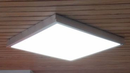 LED Panel an einer Holzdecke