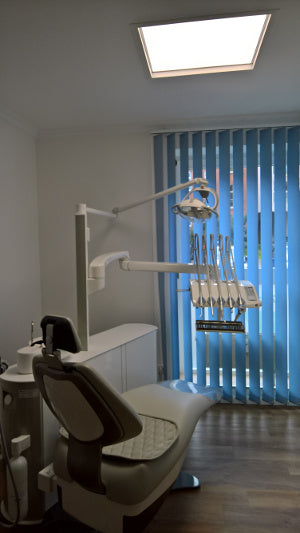 LED Panel an der Decke über einen Zahnarztstuhl