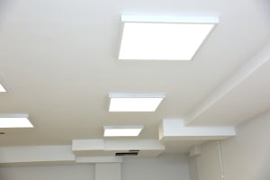 viele LED Panele an einer Decke montiert