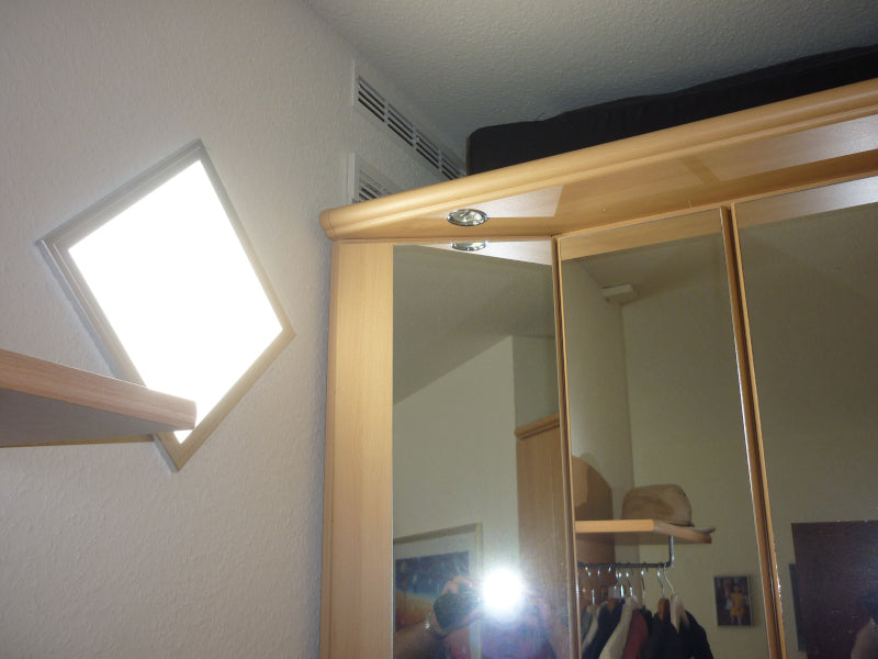 LED Panel an Wand vorm Kleiderschrank montiert