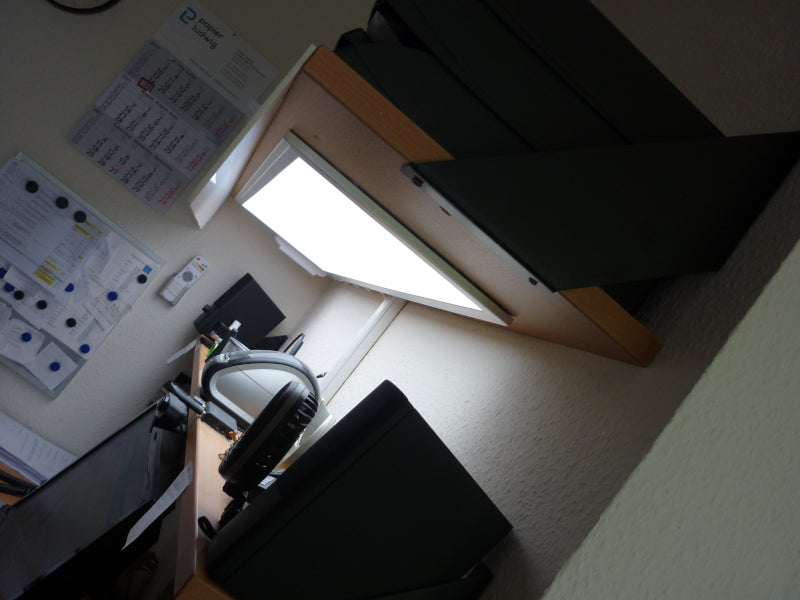 Panel direkt über einen Arbeitsplatz montiert