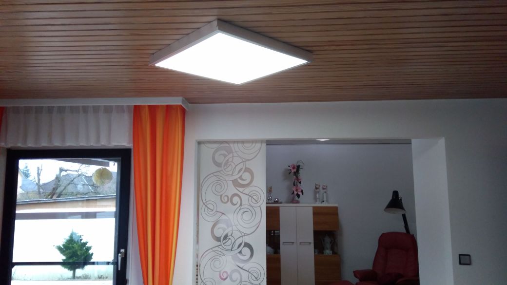 quadratisches LED Panel an einer Holzdecke montiert