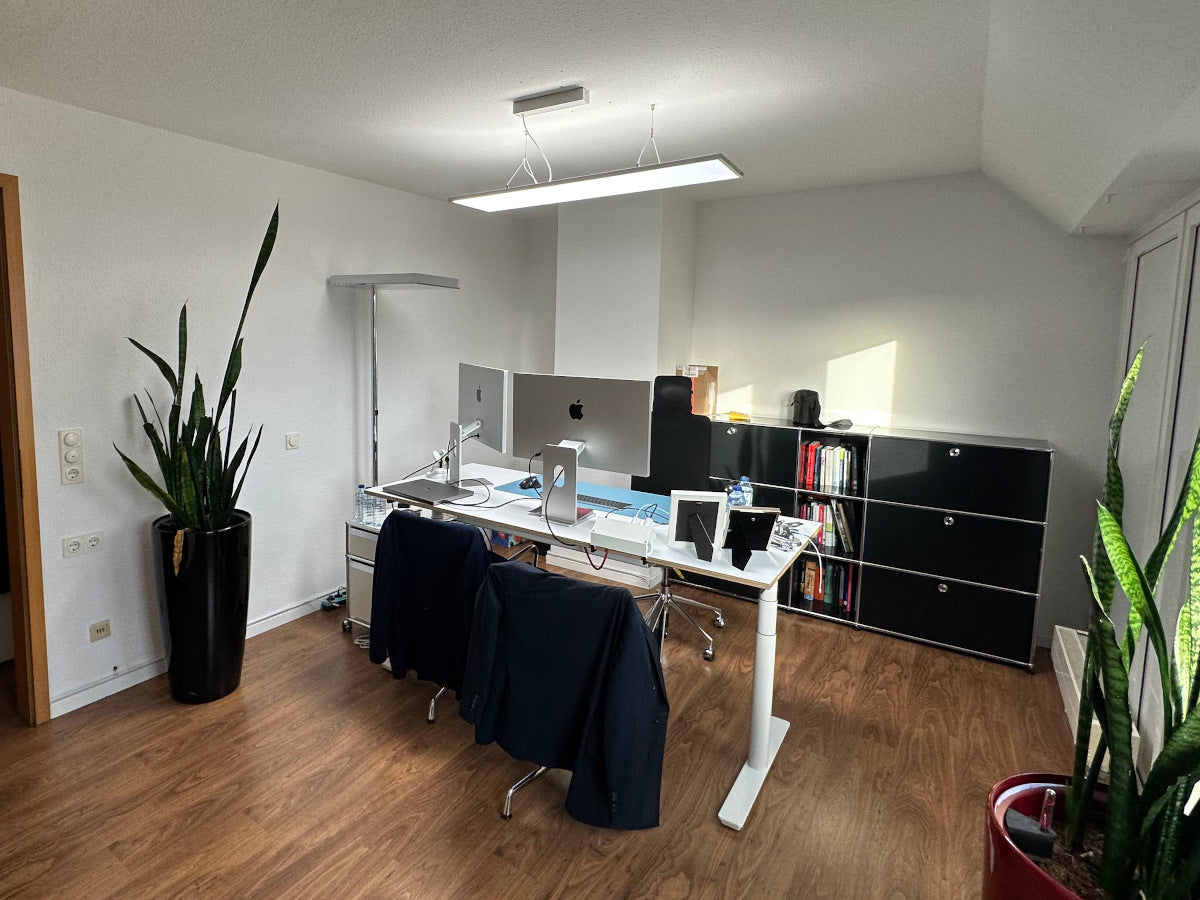 Abgehängtes LED-Panel mit direktem/indirektem Vollspektrumlicht im Büro