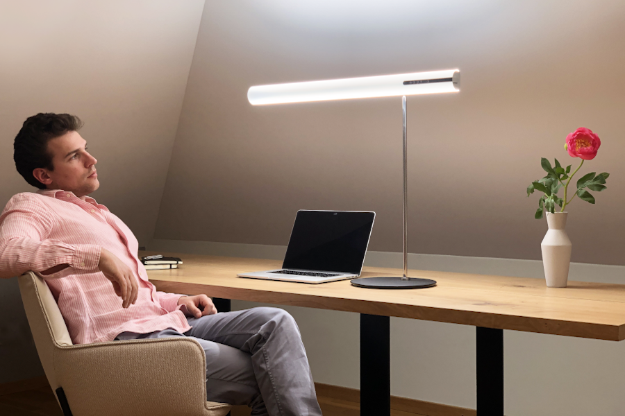 nachdenkender Mann vor seinem Laptop mit Apollo am Schreibtisch