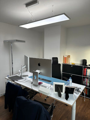 abgehängtes LED Panel über einen Schreibtisch angebracht