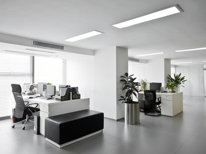 Büroarbeitsplätze hell, modern mit LED Panels an der Decke